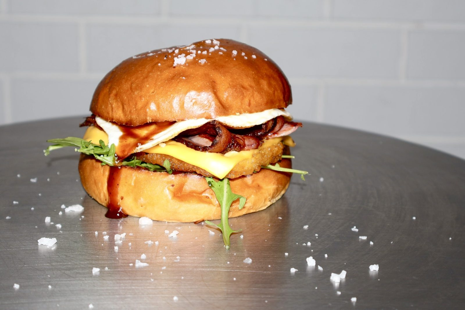 Relaxed Espresso breakfast burger with bacon, egg and hash brown