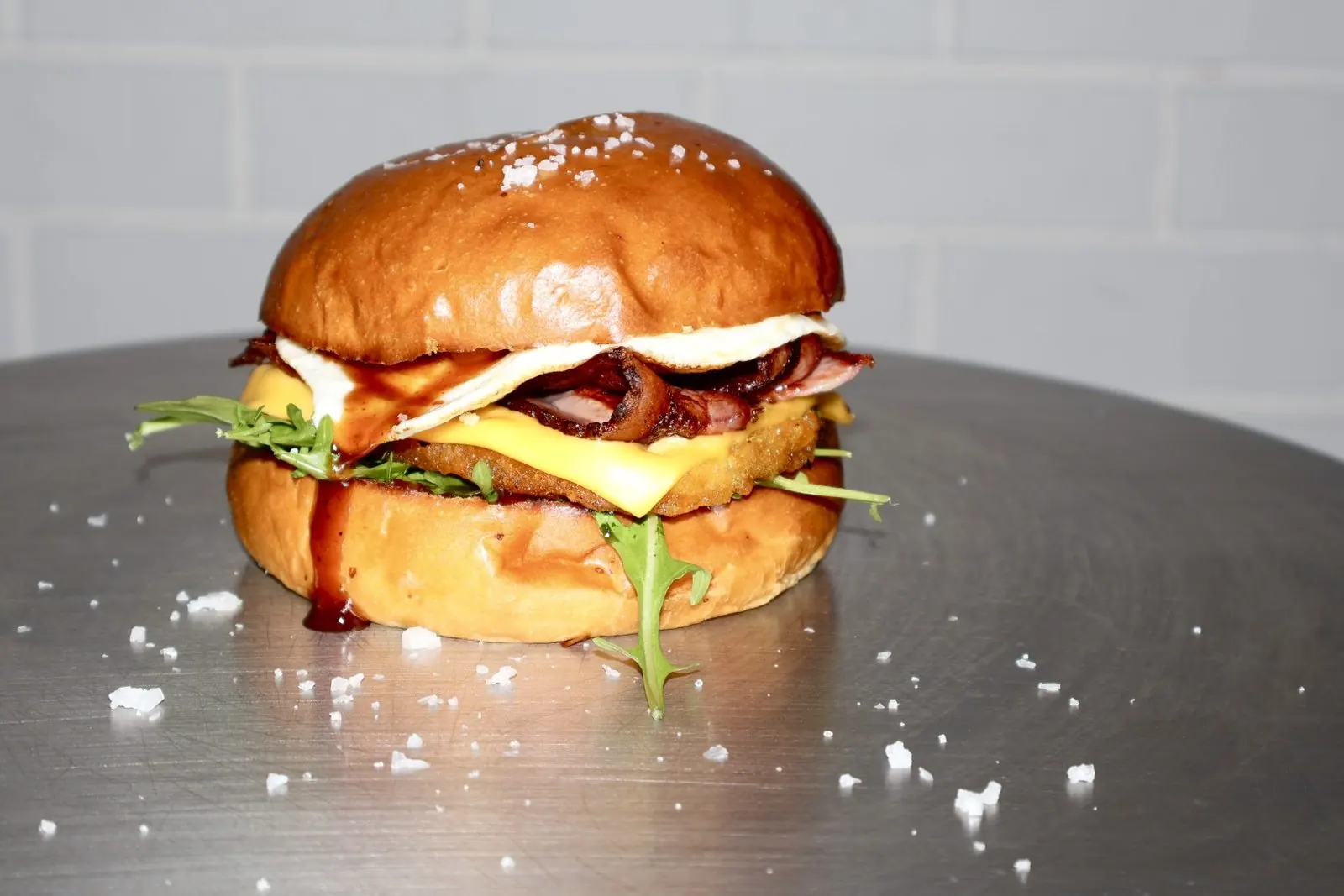 Relaxed Espresso breakfast burger with bacon, egg and hash brown